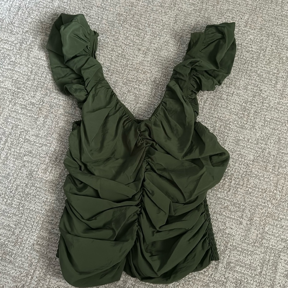 Gorgeous statement top 💚